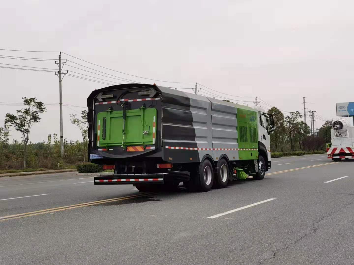 国六东风天龙后八轮洗扫车